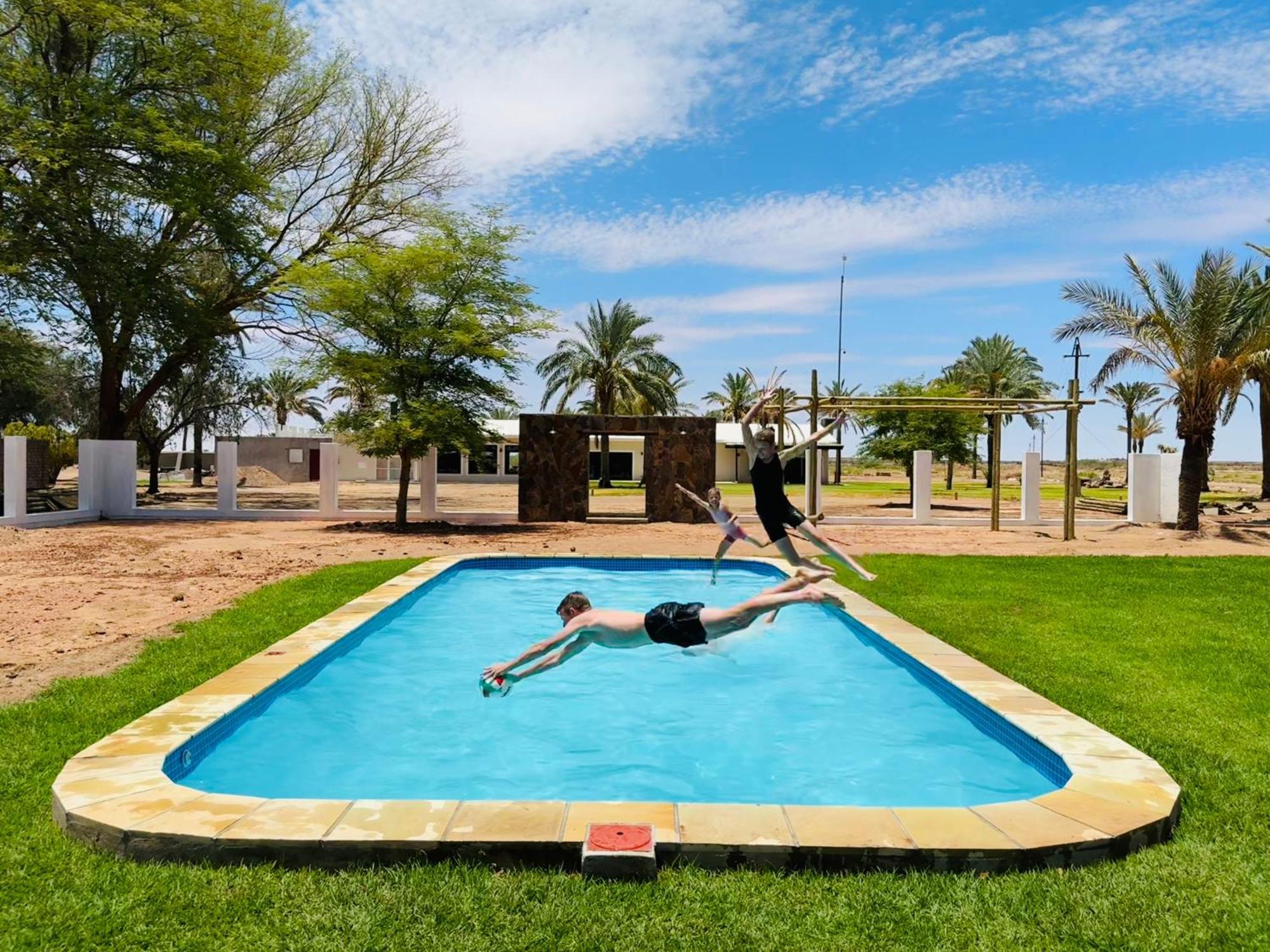 Flying Ostrich Guesthouse & Self-Catering Accommodation Mariental Exterior photo